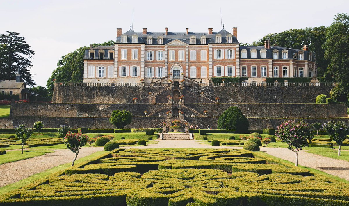 ThereseBaillard's tweet image. Le #château de #Sassy est du XVIIIᵉ siècle dans l'#Orne, en #Normandie. Il abrite la riche bibliothèque du Chancelier Pasquier qui compte 25 000 volumes. La reine Élisabeth II y séjourna en 1967. Les pièces sont ornées de tapisseries d'#Aubusson.  
chateaudesassy.fr