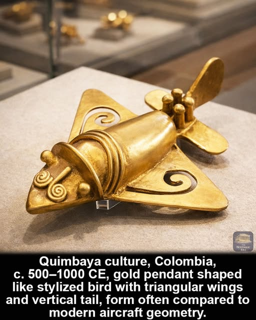 KateriSeraphina's tweet image. La forme ressemble au vol moderne, mais elle vient d'une tradition symbolique. Cet artefact en or Quimbaya de Colombie, daté de c. 500-1000 CE, est généralement interprété comme un oiseau stylisé. L'objet comporte des ailes triangulaires, une queue verticale et un corps compact