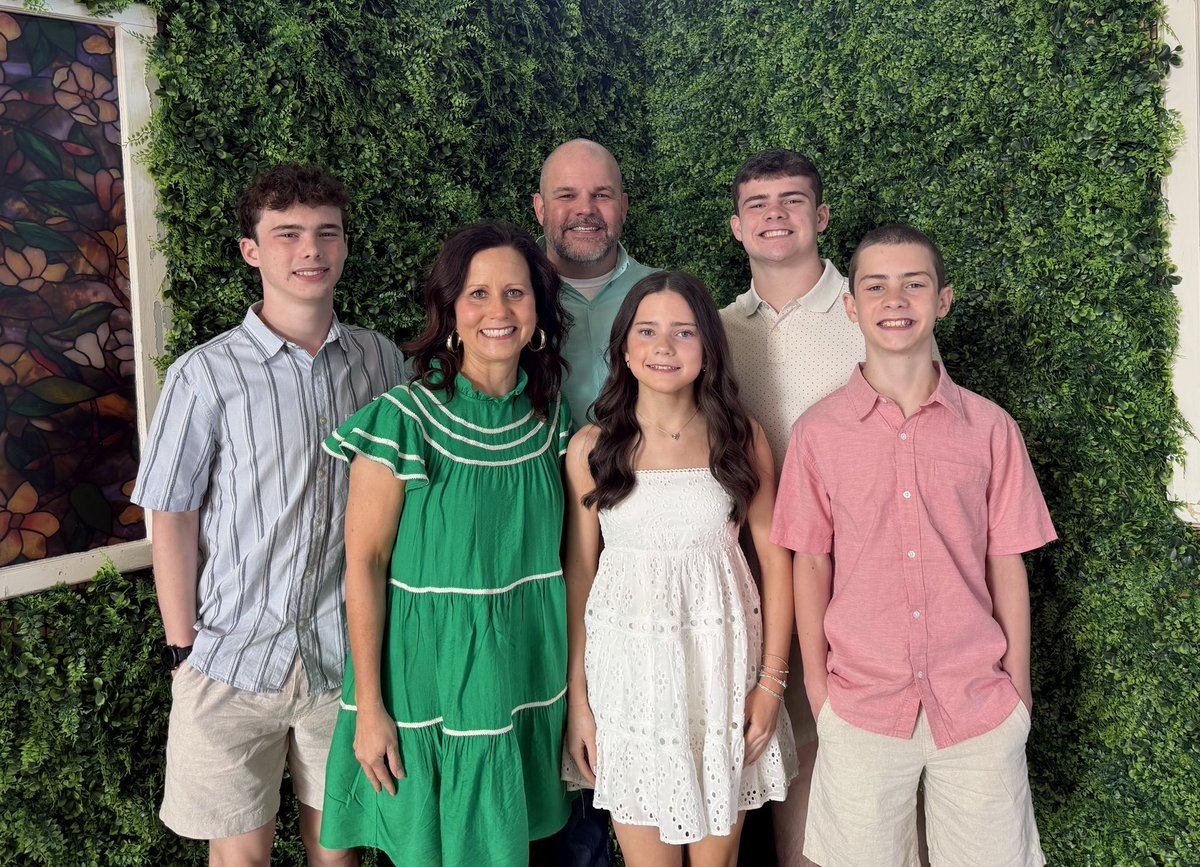 BryanCalvert3's tweet photo. Happy Easter from the Calverts! @beccacalvert4 @CrossCreekColl #HeisRisen https://t.co/X8Lf5wmiNo