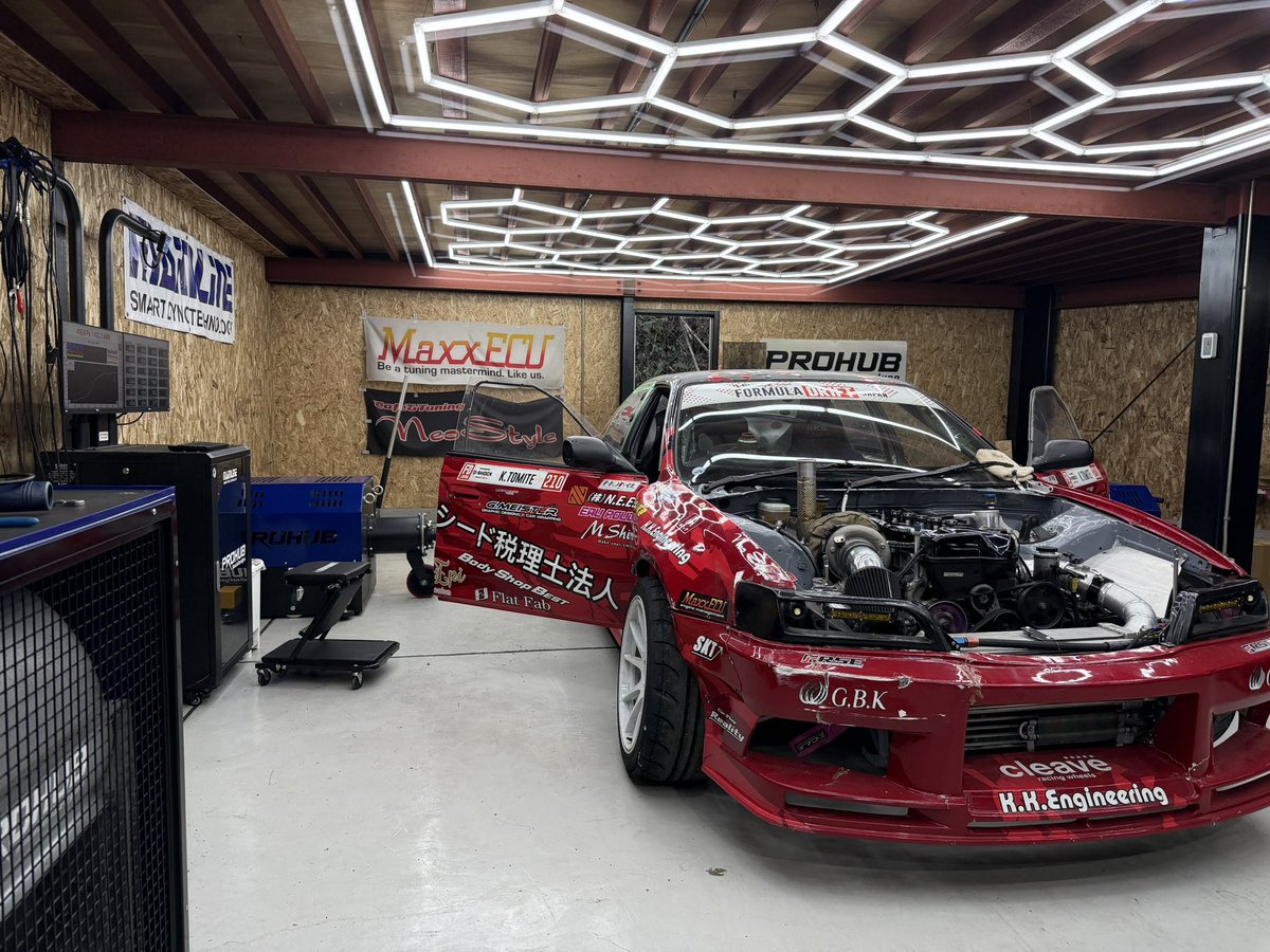 MaxxECU_JP's tweet photo. #fdj2 に出場の冨手選手のJZX100
#maxxecu の最新GEN2RACEに変更。
エンジンハーネス制作からセッティング😃
今年はアクセル全開のままクラッチ踏まずにシフトアップ出来るフラットシフトも導入👍
パワーもトルクも去年より1割ぐらい上がりました⬆️
4月24-25 富士スピードウェイ
#neostyle #maxxecu https://t.co/GZ9qdzayY6