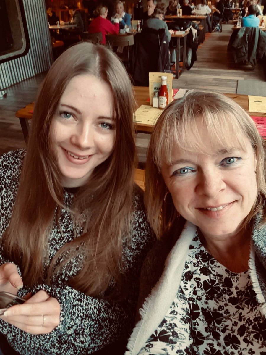 mother daughter tweet media