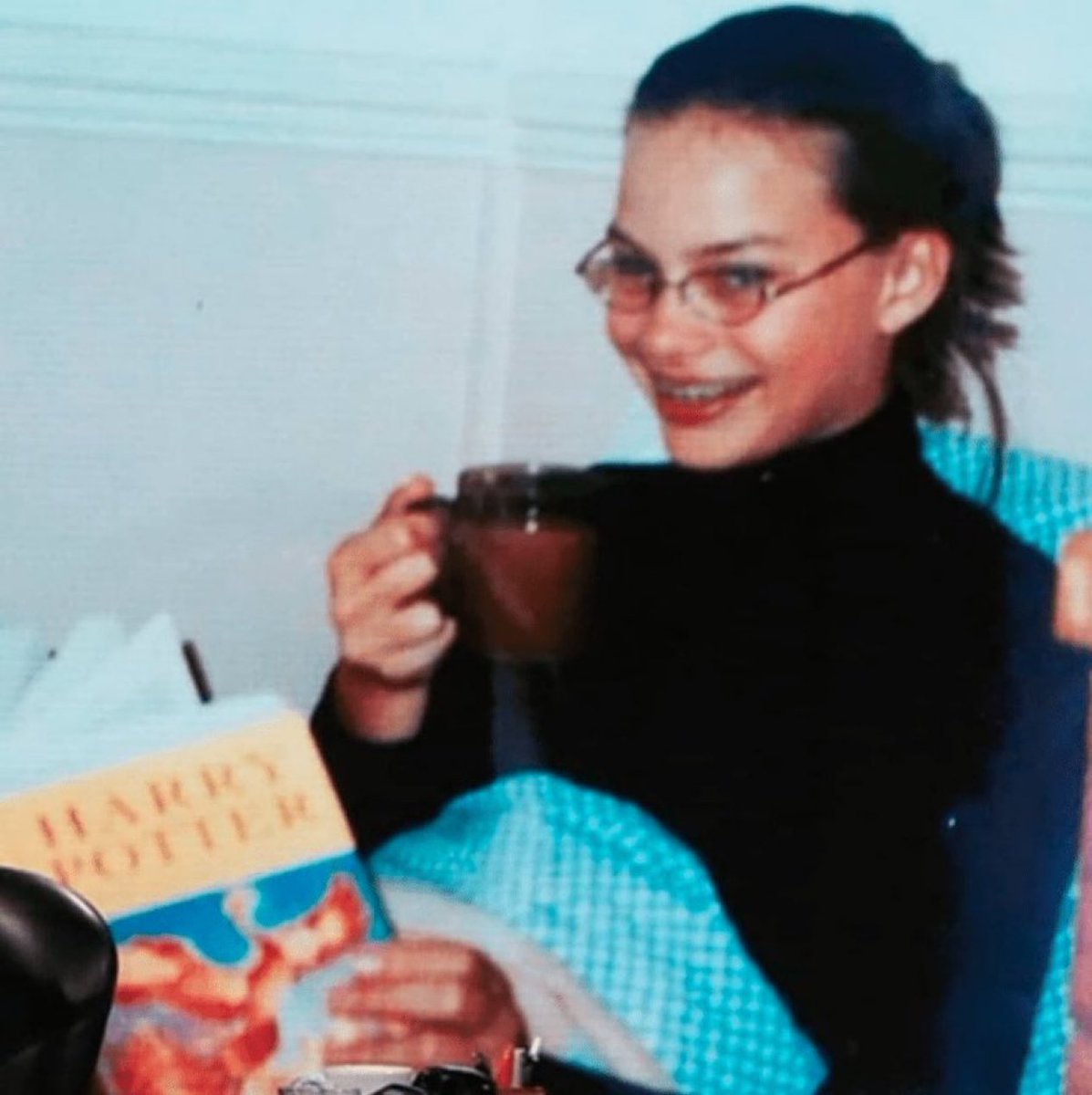 Kalshi_Culture's tweet image. Margot Robbie on her 13th birthday, reading Harry Potter (2003)