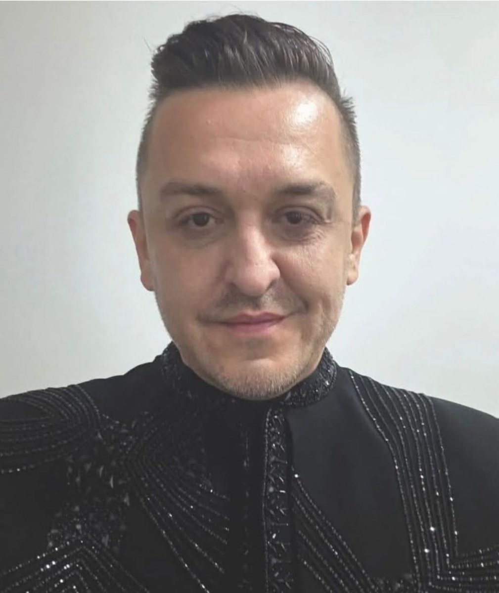 Ministar finansija Vukovic, kao srednjoskolac "obnaša" 30 funkcija!! Sta bi tek radio da je zavrsio fakultet😂

1.Član Vijeća za nacionalnu bezbjednost
2.Član komisije za raspodjelu dijela sredstava budžetske rezerve
3.Član komisije za ekonomska pitanja i finansije
4.Član
