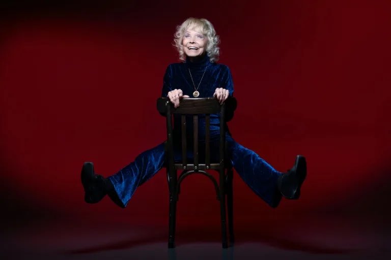 JFGuyot's tweet image. C'est toujours beau la vie pour Isabelle #Aubret, de retour sur scène, malgré des adieux : « on n’empêche pas un oiseau de chanter! » #AFP 
Par @JFGuyot @AFPphoto 
@JoelSaget fr.news.yahoo.com/cest-toujours-…