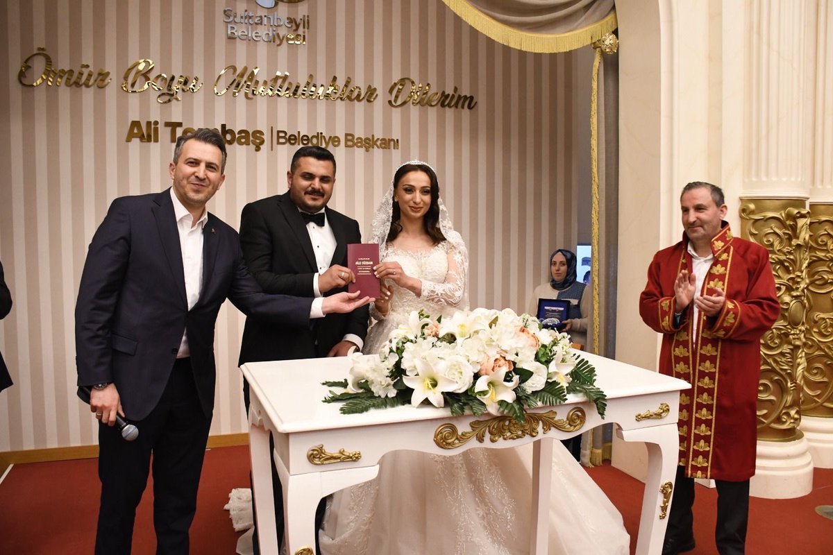 ayhanusdi's tweet photo. Belediye Başkanımız Sn. Ali Tombaş’ın nikâh akdini gerçekleştirdiği Salih ve Ayşenur çiftinin mutluluğuna şahitlik ettik.

Bozkurt ve Yılmaz ailelerini tebrik ediyor, genç çiftimize iki cihan saadeti diliyorum. 💍✨ https://t.co/9TOIccIHUZ