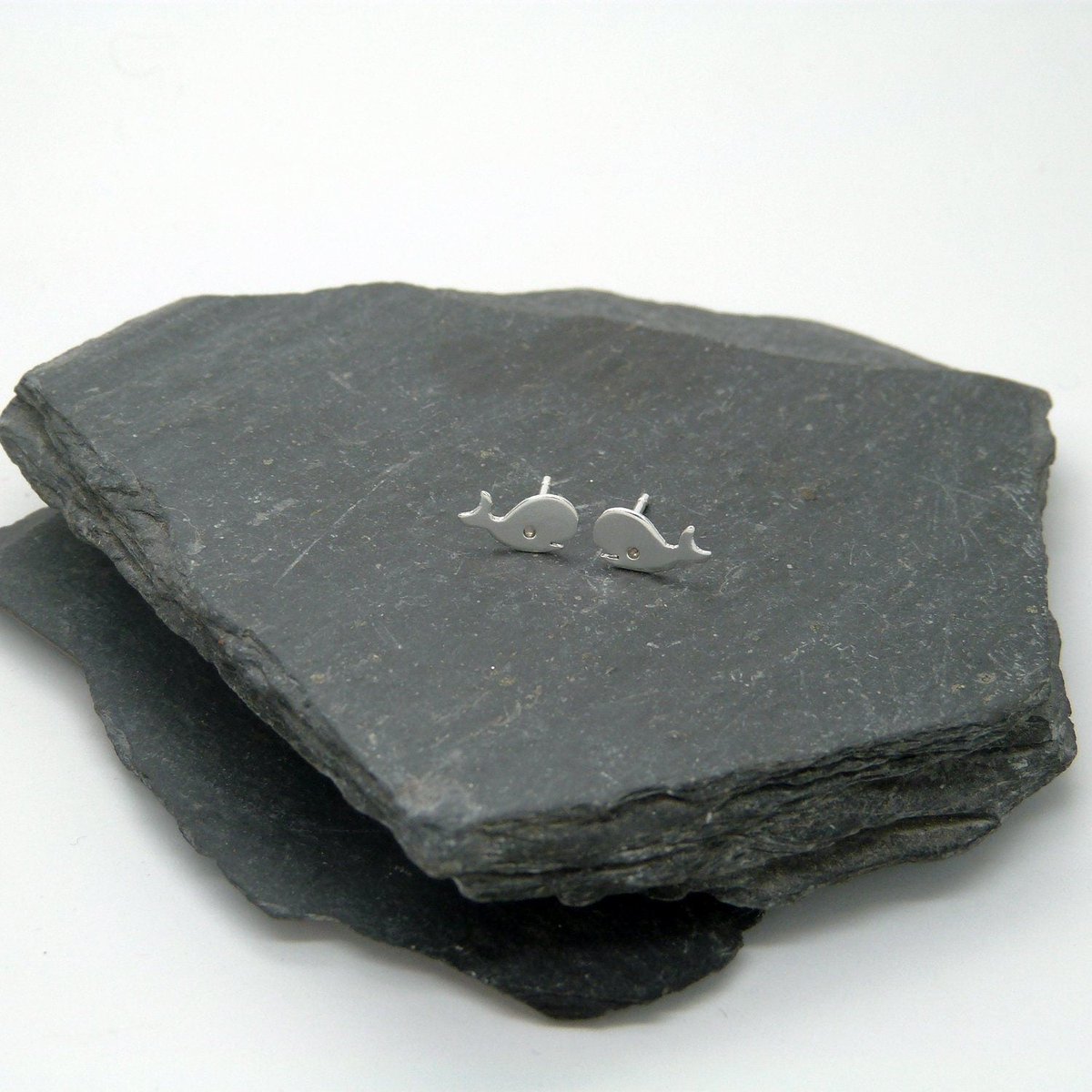 Plataica's tweet photo. Super cuquis cuquis, por si se te cuelgan las orejas... (si llevas mucho en Twitter, lo entenderás 😜).
Unos mini #pendientes #Ballenas 🐋 de plata 925
👉 https://t.co/Z9NW73jWtL
#plata925 #joyeríaartesanal #hechoamano #envíogratis #Whale #Silverwhale https://t.co/wL5ZncmTRs