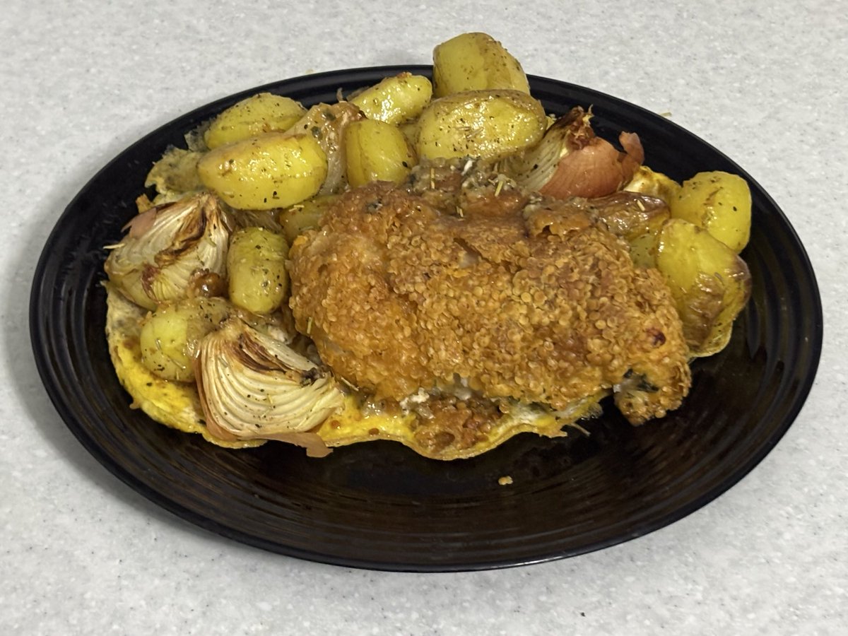 echoinginmymind's tweet image. Happy Easter 🐣 to all who follow me &amp;amp; support 🇺🇦 

First attempt at making #chickenkyiv and yes, I bought the paprika panko by mistake but in the end it was delicious 😋 

 Winner winner, 🐔 dinner 😉