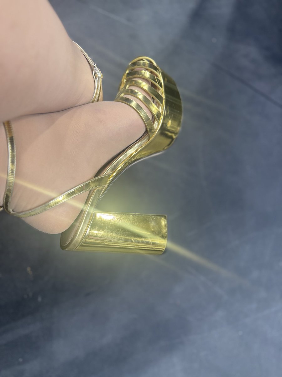 Holly Rowe tweet media