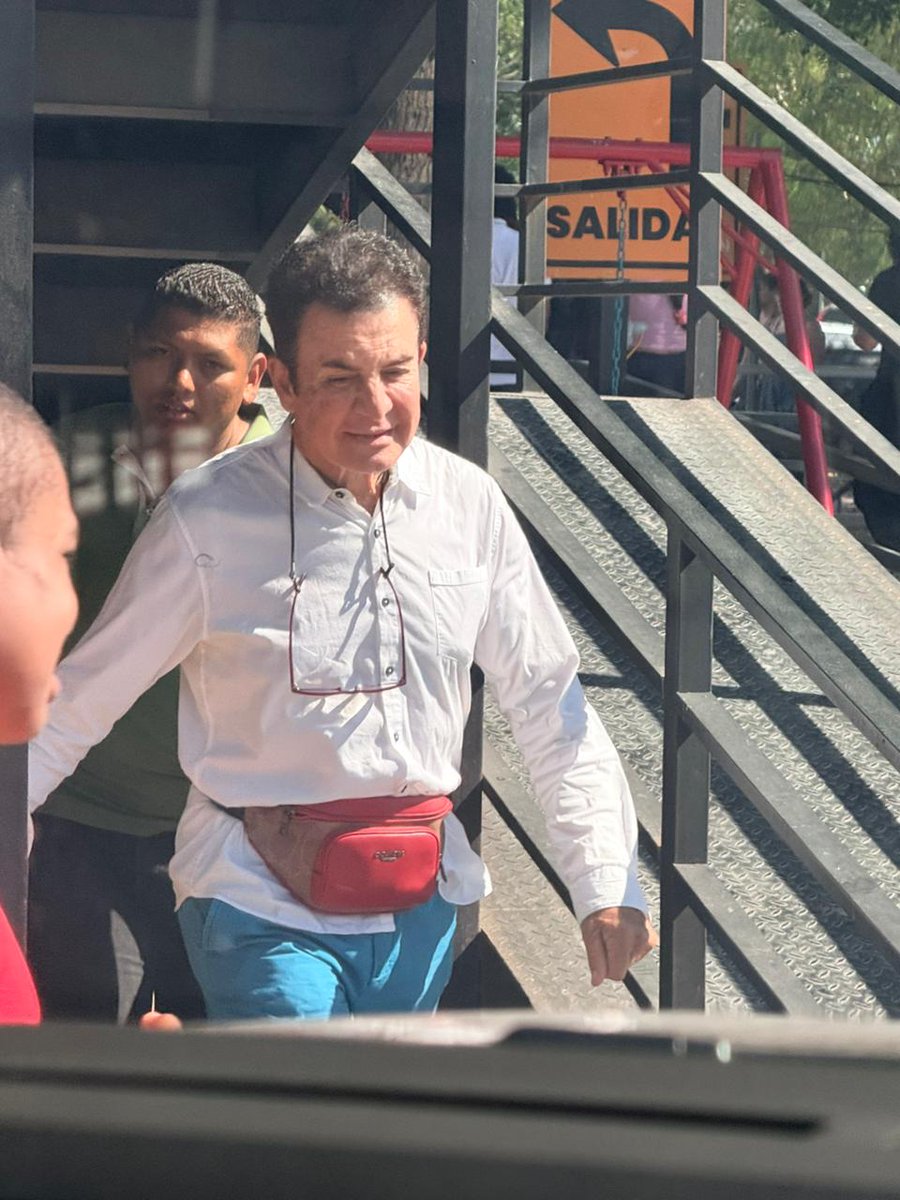 Salvador Nasralla, regresa de vacaciones por el Mediterráneo.