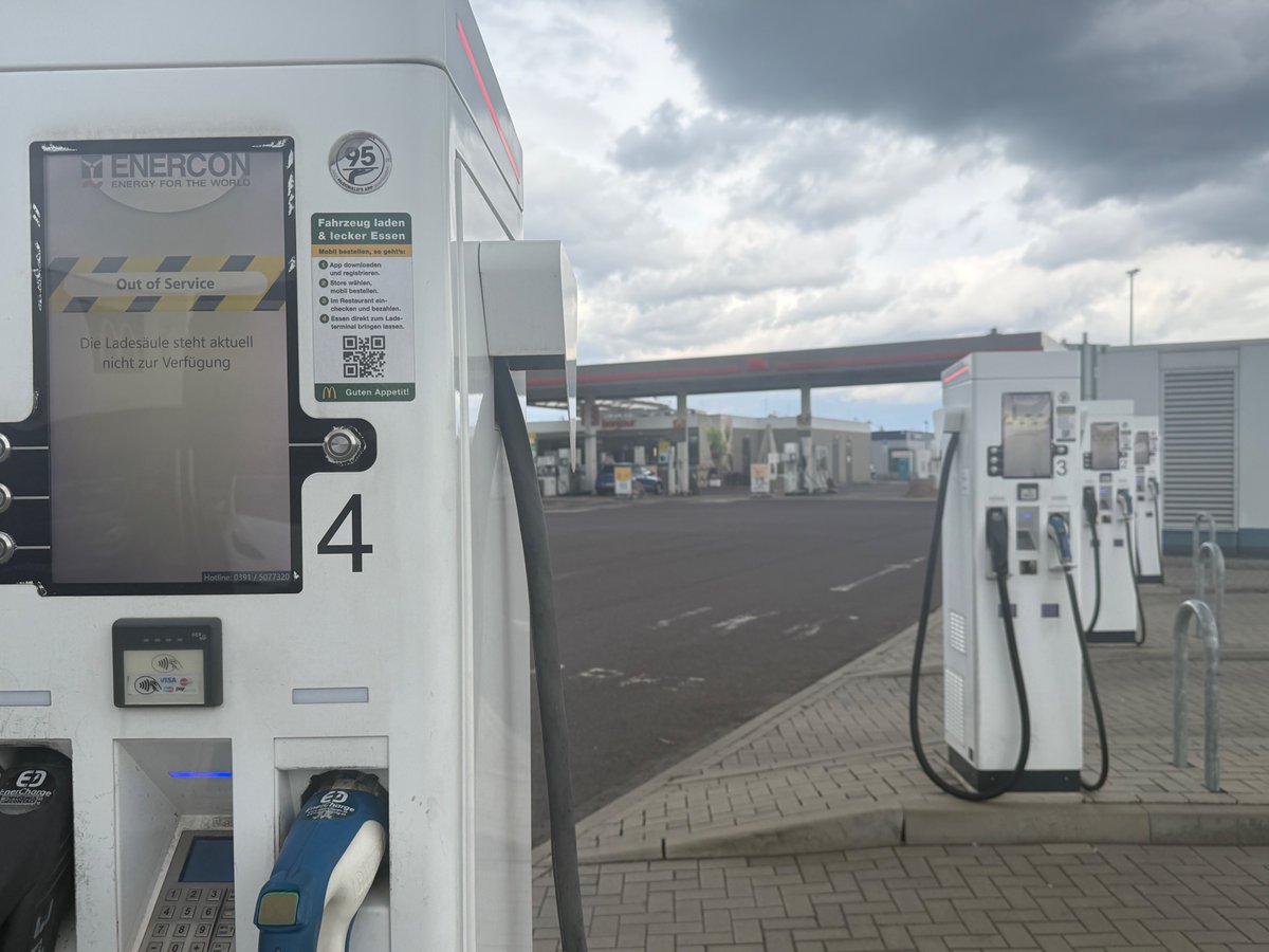 TeslaXander tweet media