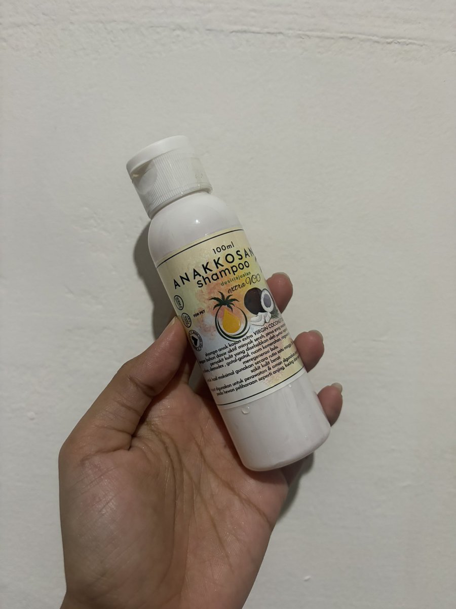 sembilanbiru's tweet photo. Hampir putus asa tapi shampo ini lewat mulu dan emang gue suka lihat konten desiria, akhirnya beli ini untuk rambut yg sangat rontok parah ini. Karbolnya beliau udh pernah beli dan tokcer emang wangiiii, makanya berani beli ini. Yakin cocok sih ya semoga https://t.co/2Q9guHQxFT