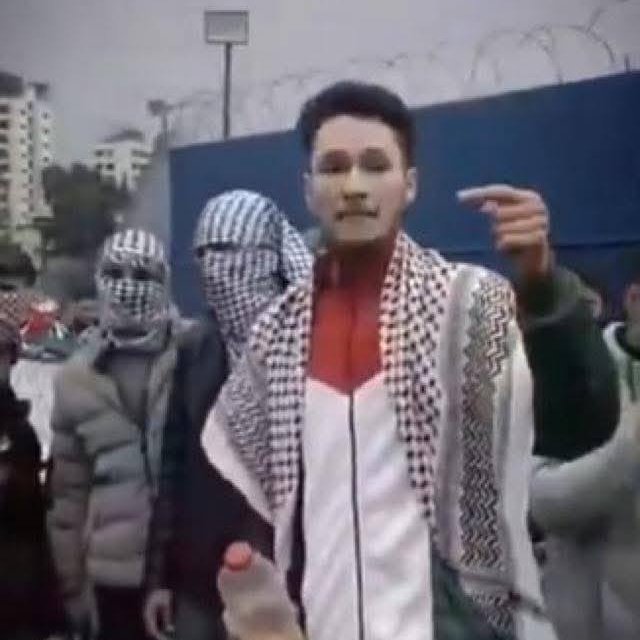 QalaatAlMudiq's tweet image. #Syria: 2 men who assaulted the UAE Embassy yesterday in #Damascus during a pro-Palestine protest were arrested by the Security forces. 

One of them was identified as an Assad's apologist. 

Assault triggered a formal UAE complaint.