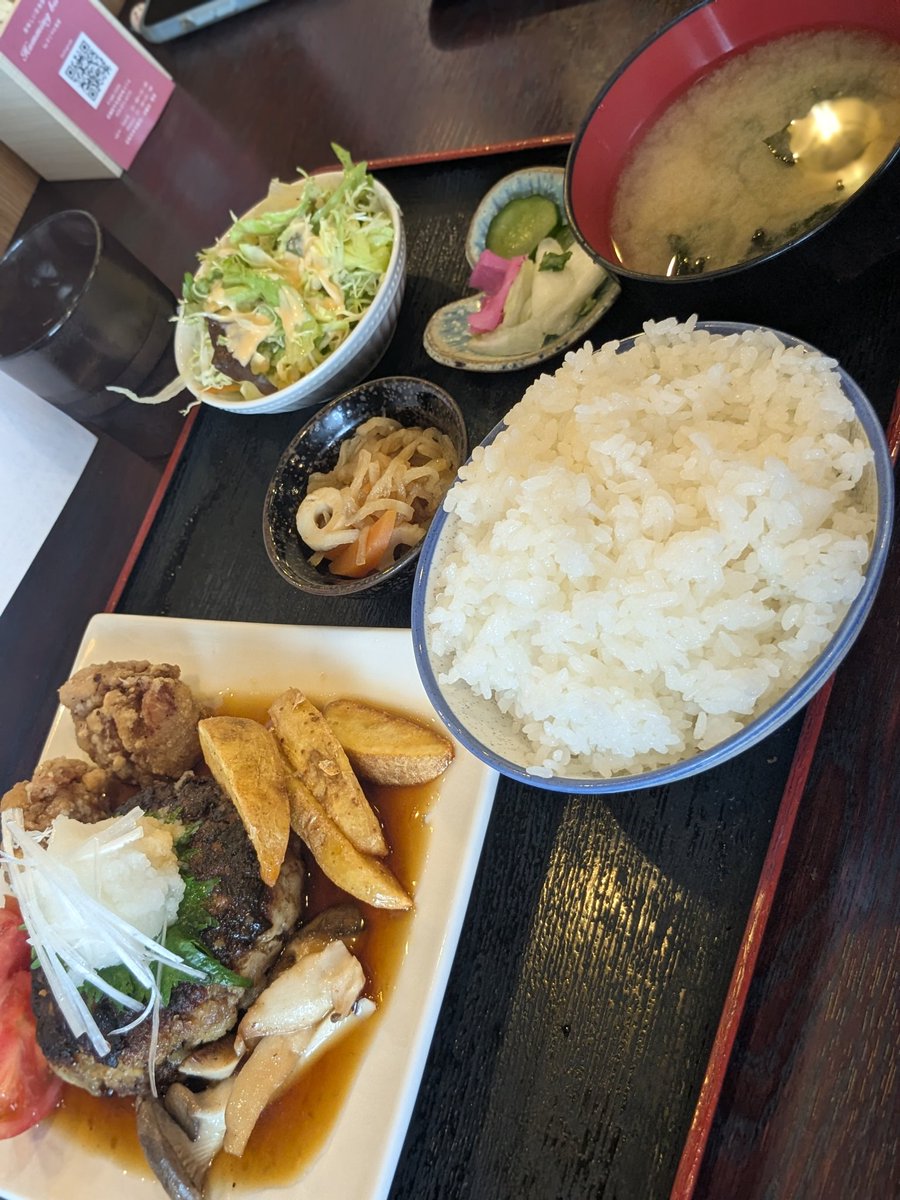 ASK8oniku's tweet photo. 地元の定食屋。市役所の目の前にあります😇
ご飯コレ普通盛り。結構多め(笑)
ボリュームあって満足出来る、メニューも豊富！
また行こう👏 https://t.co/XX0yCPJzGv