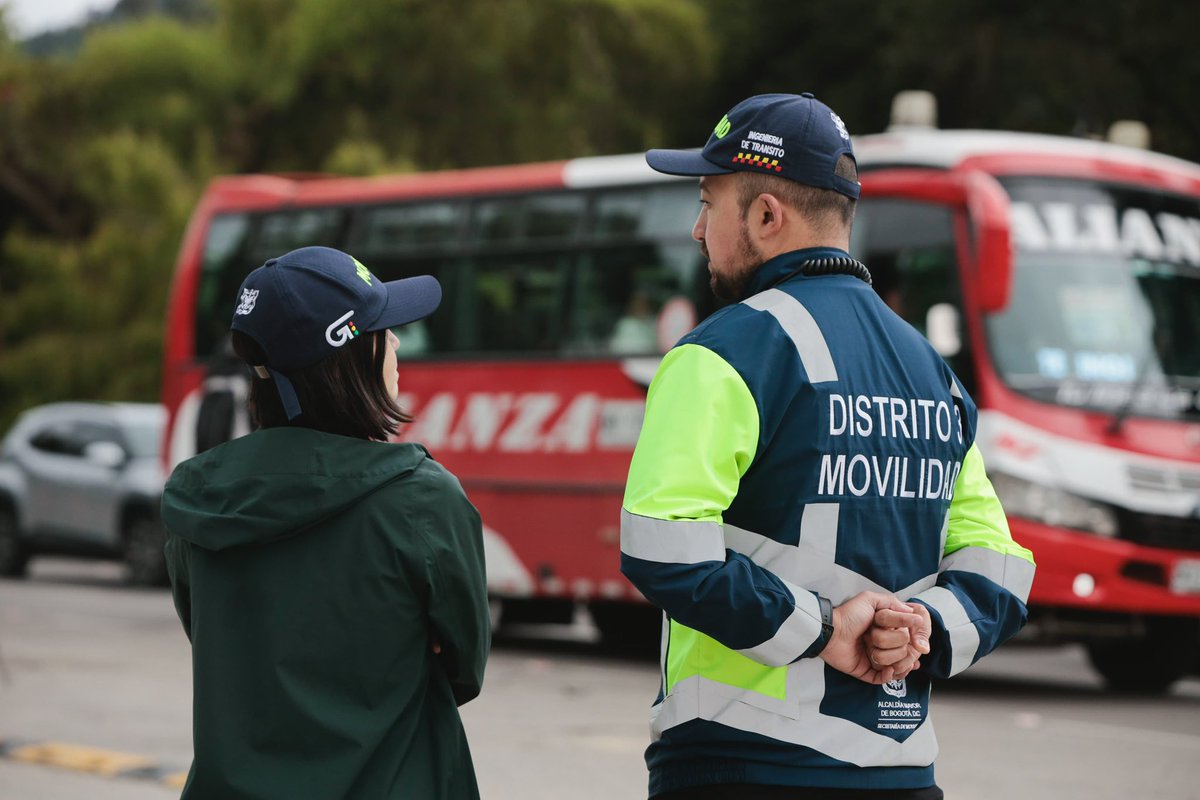 SectorMovilidad's tweet photo. Es domingo 5 de abril. Domingo de Resurrección. Domingo de #PlanRetorno a Bogotá. 🛣️🚗

Nuestras unidades en vía se encuentran desplegadas en puntos estratégicos y en los principales ingresos a la ciudad para garantizar una movilidad eficiente y segura durante el regreso a casa de miles de viajeros en esta Semana Santa. 🧵

#GestionDelTráfico