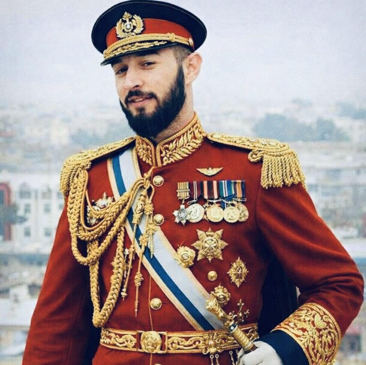 تاریخ مردانگی و شجاعت مارشال صاحب حسیب را فراموش نخواهد کرد

در روزگاری که از ریس جمهور تا وزیر وکیل والی سیاسیون رهبران فرماندهان نظامی همه فرار کردند
اما مارشال حسیب برای میهن و ملت سینه سپهر ساخت ایستاده شد و راه مبارزه را پیش گرفت.
خارچشم دهشت افگنان فاشیستان ولابی گران.