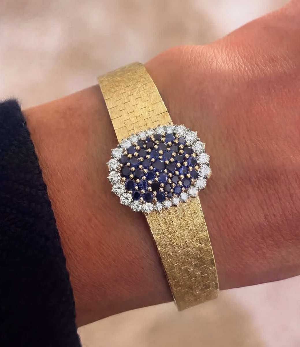 styleinour's tweet photo. ساعة من Patek Philippe، صُنعت عام ١٩٧١ " قبل أكثر من نصف قرن "
مزينه بـ٢٤ قطعة من الماس و مرصعة بـ٣٧ حجر ياقوت أزرق 💙✨ https://t.co/5mHPAwJw2S