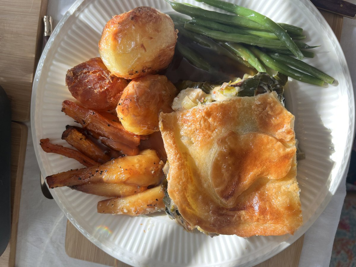 EspleyLaura's tweet image. I made a pie, it was fucking lush, we ate it together as a family.
My two boys, my mum. 
Happy Easter Sunday 😊

#vegitarian #glutenfree