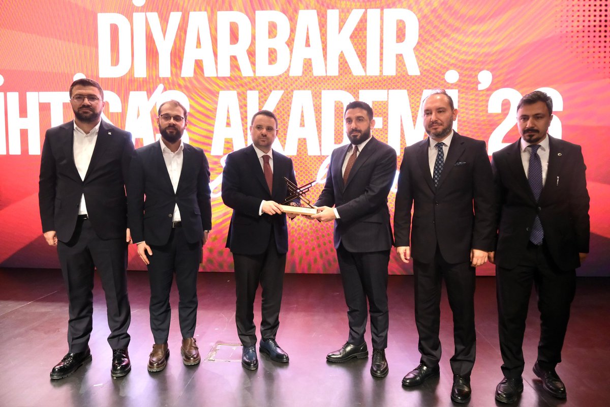 📍 Diyarbakır 

Hukuktan bürokrasiye, Türkiye’nin adalet vizyonundan gençliğin sorumluluklarına kadar ufuk açıcı bir İhtisas Akademi programı daha gerçekleştirdik.

Adalet Bakanımız Akın Gürlek ve Genel Başkanımız İbrahim Beşinci'ye, kıymetli vakitleri ve paylaşımları için