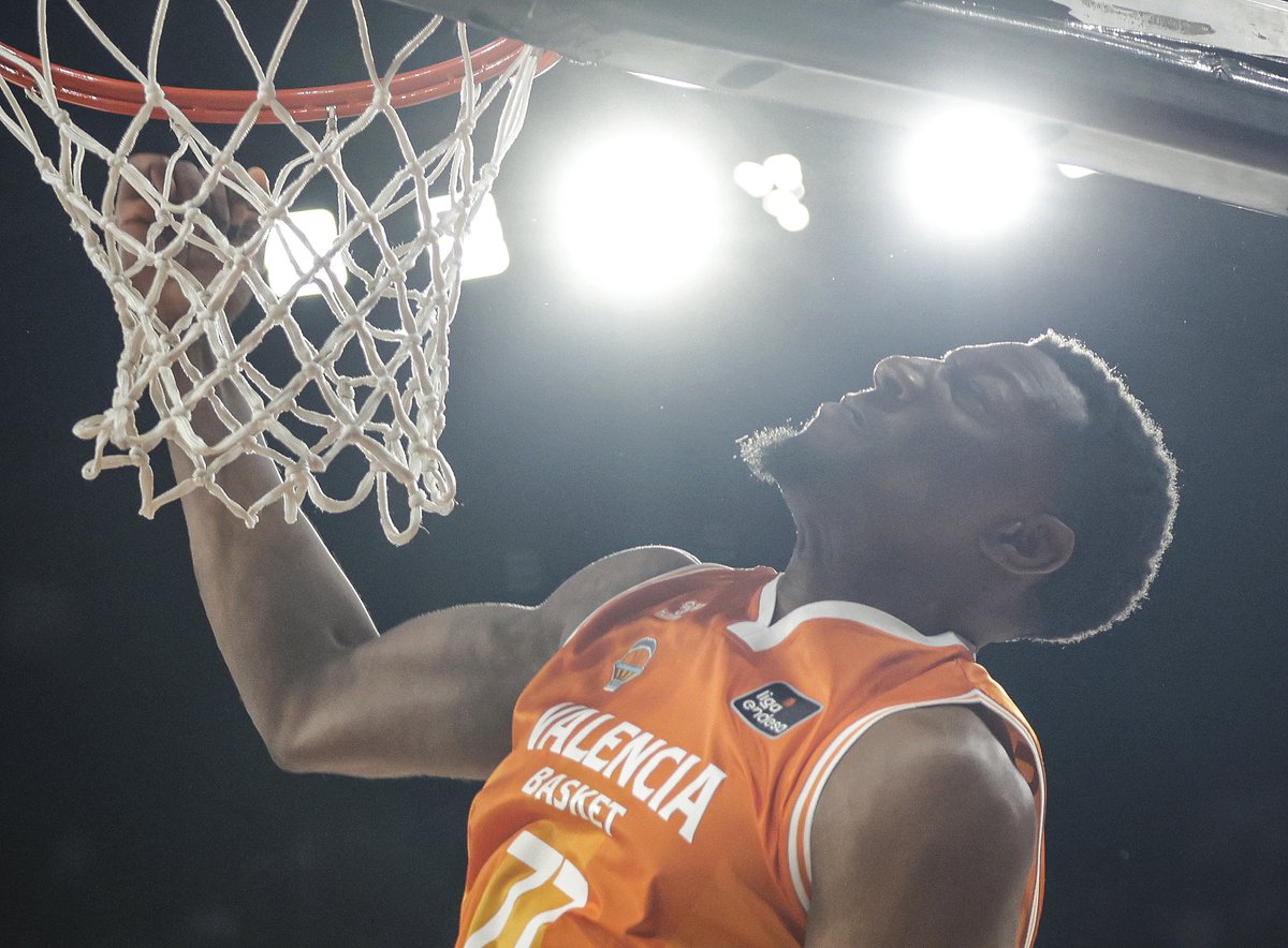 valenciabasket's tweet photo. ⭐ 𝙔𝙖𝙣𝙠𝙪𝙗𝙖 𝙎𝙞𝙢𝙖

@pedroma2014: "Yankuba Sima es un tío muy querido en el vestuario, y me incluyo, y se nota esa buena química en como le buscaban los compañeros. Está entrenando bien" 🧡

📷 Fotos de @miguelangelpo67 https://t.co/MViMzoGU6x
