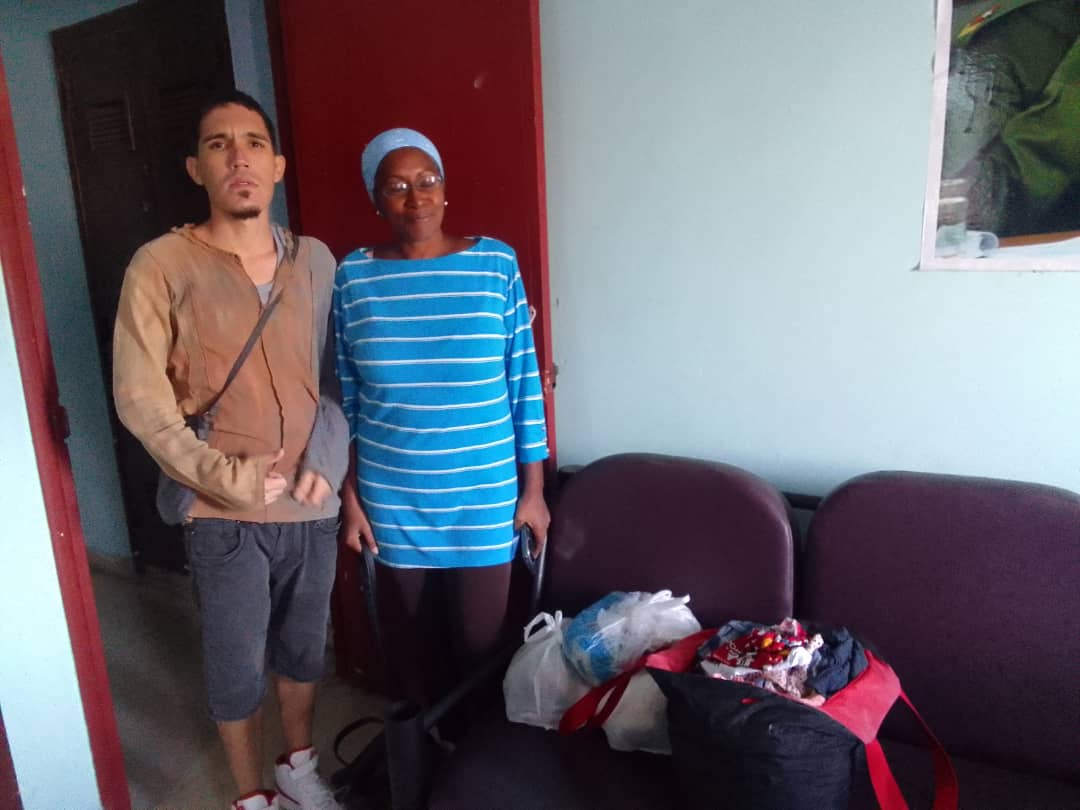 Consuel17535339's tweet photo. La solidaridad y la hermandad siempre está presente en los cubanos  lo ejemplifica la  Asociación Estudiantil junto a su directora de la SOC-FOC Carlos Manuel de Céspedes del municipio 10 de Octubre en la entrega de donativos para los afectados del ciclón. https://t.co/IqLSEAtYkK