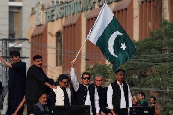 سب کو اپنے گروپس کی۔۔۔ اپنے عہدوں کی پڑی ہوئی ہے۔۔۔ اگر کسی کو فکر نہیں ہے تو وہ خان صاحب کی ❗
نا ان کی قید تنہائی کی فکر ۔۔۔❗
نا ان کی دوائی کی۔۔۔❗
 نا ان کی رسائی بھی ۔۔۔۔❗
قیادت کی مجرمانہ خاموشی ❗