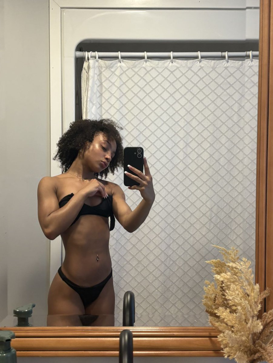 Princess Tee 👸🏾 tweet media