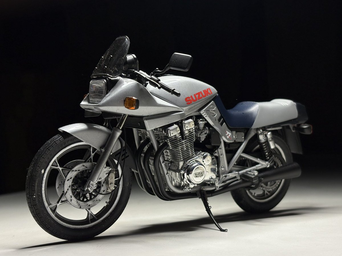 カタナカスタム出来上がりです。
カタナの特徴的な長いタンデムシートを今風にコンパクト化。
倒立フォーク、前後ホイールの17inch化、フレーム補強、アルミスイングアーム、オーリンズリアサス、スリングショットキャブetc…
ホイールとシート小さくすると随分コンパクトなるもんですね😊