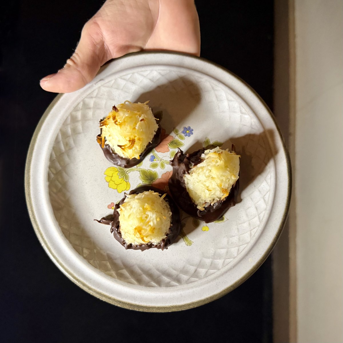 SuisGenerisNOLA's tweet image. Wrap up Easter Sunday with something sweet. Try our homemade dark chocolate coconut macaroons - Yummy! #macaroons #nolasweets #darkchocolate