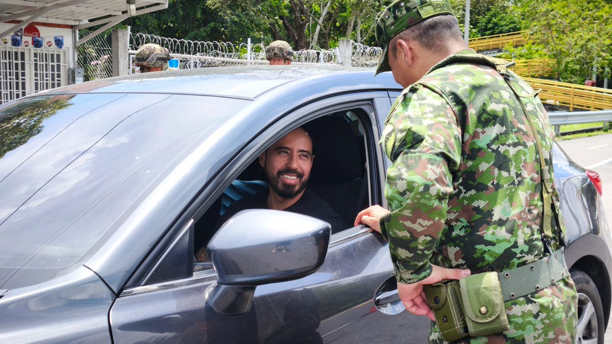 Ejercito_Div5's tweet image. En este Domingo de Resurrección, #ViajeSeguro con los soldados de la #SextaBrigada, quienes están desplegados en 20 puestos de control sobre los principales corredores viales del #Tolima, brindando seguridad y acompañamiento a los viajeros.