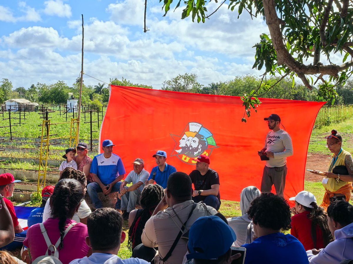 ISRICuba's tweet photo. En la mañana de este domingo, estudiantes del @ISRICuba se unieron al trabajo voluntario en el organopónico de Fontanar, con el objetivo de celebrar el 64 aniversario de la fundación de la @UJCdeCuba y los 65 años de la @OPJMCuba.

#OrgulloISRI
#100AñosConFidel https://t.co/jWBvp9fuhN