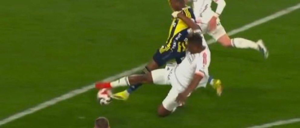 Türk futbolu bunuda gördü fenerbahçeye ceza sahası dışından penaltı verildi