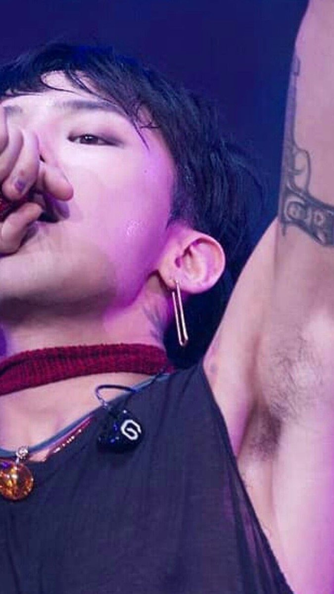 Jiyong's pit sniffer tweet media