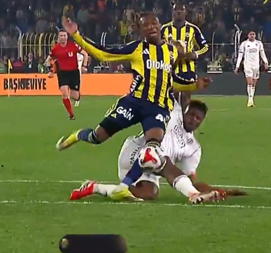 Bu nasil Penaltı  ilk temas noktası ? #FBvBJK