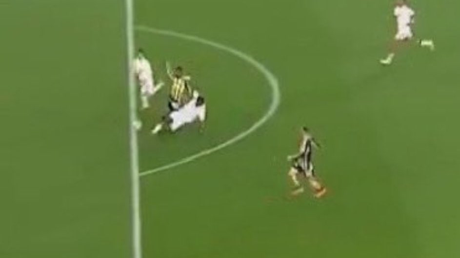 UttkuKoc's tweet photo. Pozisyon ceza sahası dışında, yapılan müdahale doğrudan topa. Bugün bu ligde bu pozisyona son dakika penaltı verdiler. Diyecek en ufak söz yok ya Allah belanızı versin https://t.co/k4oorcDMJ0