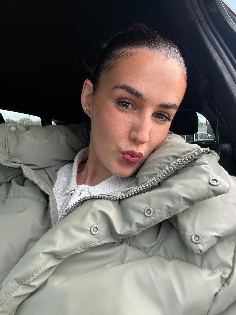 BrunetteBrat tweet media