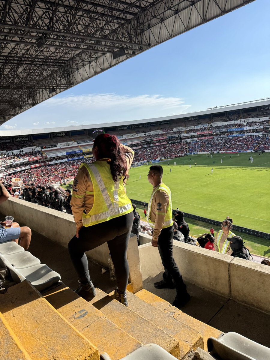 radikalira's tweet photo. @MarcESpiegel No puedo levantarme por qué estos individuos no dejan ver y si me levanto me sientan, voy a festejar los goles sentado? Sin sentido común y amenazas,  que si te levantas te sacan del estadio. No dejan ver el partido (en esa portería fue el gol) @Club_Queretaro https://t.co/7rZY525r9y