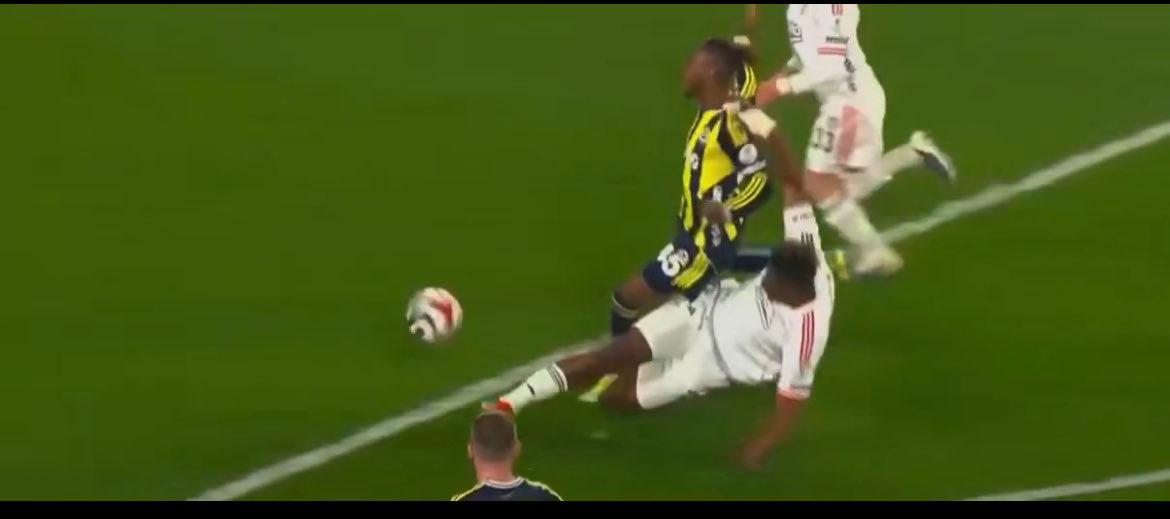 Ulan zaten pozisyon cezasahası dışında !!! Nasıl bir penaltı bu