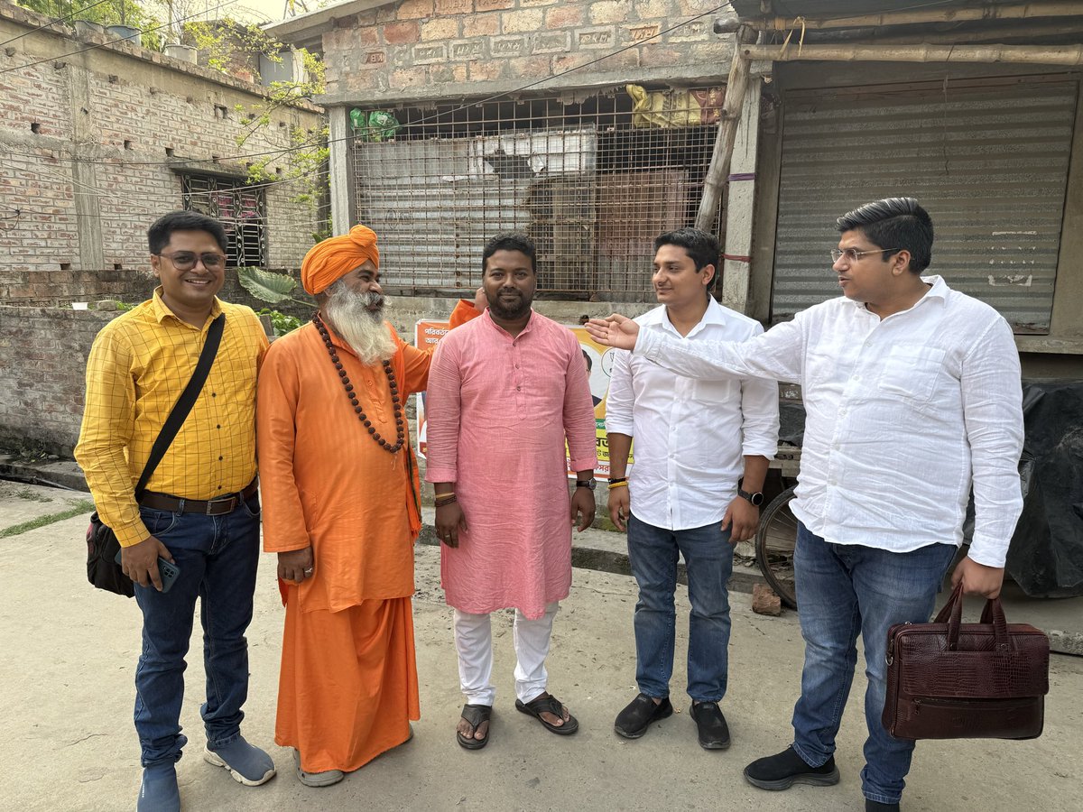 GuptaPrince_'s tweet photo. समर्पित कार्यकर्ता, सुनिश्चित विजय। 
खरदा विधानसभा में प्रत्याशी श्री कल्याण चक्रवर्ती जी के साथ सभी प्रमुख कार्यकर्ताओं की बैठक हुई।-कार्यकर्ता, जो हर परिस्थिति में संगठन के साथ मजबूती से खड़े रहते हैं। यही ऊर्जा हमें विजय की ओर अग्रसर करती है। #PaltanoDarkarChaiBJPSarkar https://t.co/BplmTqOxi9