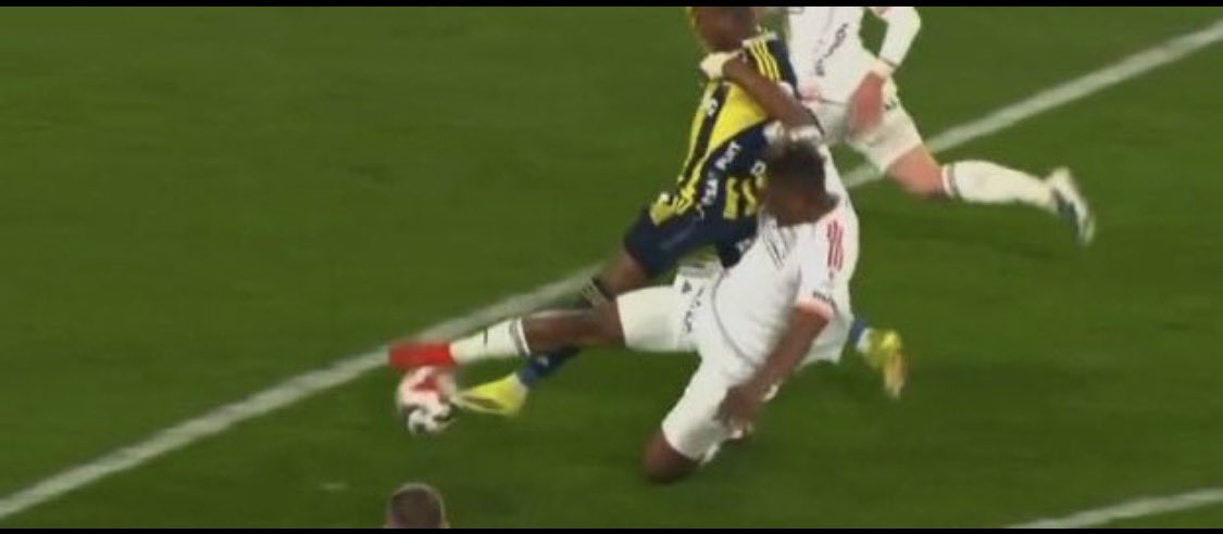 Tamam lig bitmesin fener bir şekilde yarışta kalsın zart zurt ama bu nedir ya pozisyon hem dışarıda hem topa müdahale mevcut Allah belanızı versin .  #FBvBJK