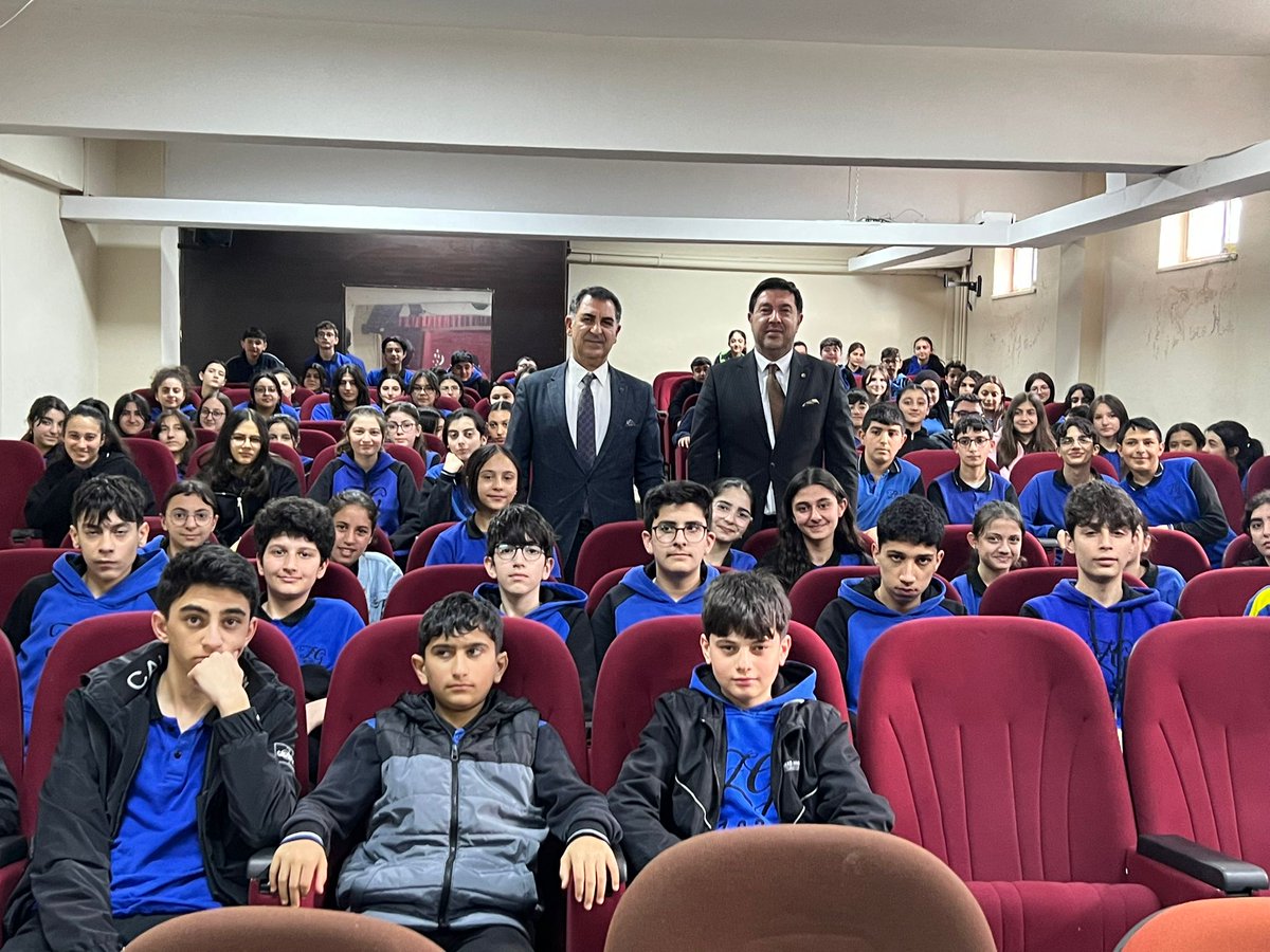 karstso36's tweet photo. Yönetim Kurulu Başkanımız Sayın Kadir Bozan, kariyer günleri kapsamında Kars Ziya Gökalp Ortaokulu öğrencileriyle bir araya geldi.

Gerçekleştirilen programda Sayın Başkanımız; öğrencilik yıllarında uyguladığı ders çalışma yöntemlerini, karşılaştığı zorluklarla baş etme süreçlerini, hedef belirleme ve bu hedefler doğrultusunda kararlılıkla ilerleme tecrübelerini öğrencilerimizle paylaştı. Seminer boyunca öğrencilerden gelen soruları da içtenlikle yanıtlayan Başkanımız, bilgi ve deneyimlerini gençlerle paylaşarak onlara önemli tavsiyelerde bulundu.

Nazik ev sahiplikleri için Kars Ziya Gökalp Ortaokulu yönetimine teşekkür ediyor, geleceğimizin teminatı olan gençlerimize eğitim hayatlarında ve kariyer yolculuklarında başarılar diliyoruz.

@KadirBozan_36 @KadirBozan15 
#kariyergunleri