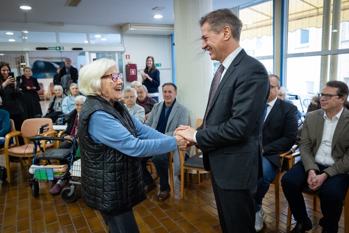 Dr. Milan Krek - zakaj so Golobu nasedli predvsem boomerji: "... posledica dolgotrajnega ideološkega prepariranja naše generacije od trenutka, ko smo prejeli pionirsko čepico in rdečo rutko ter javno na glas izrazili zaprisego. To je doseglo dosmrtno opredelitev boomerjev za levo