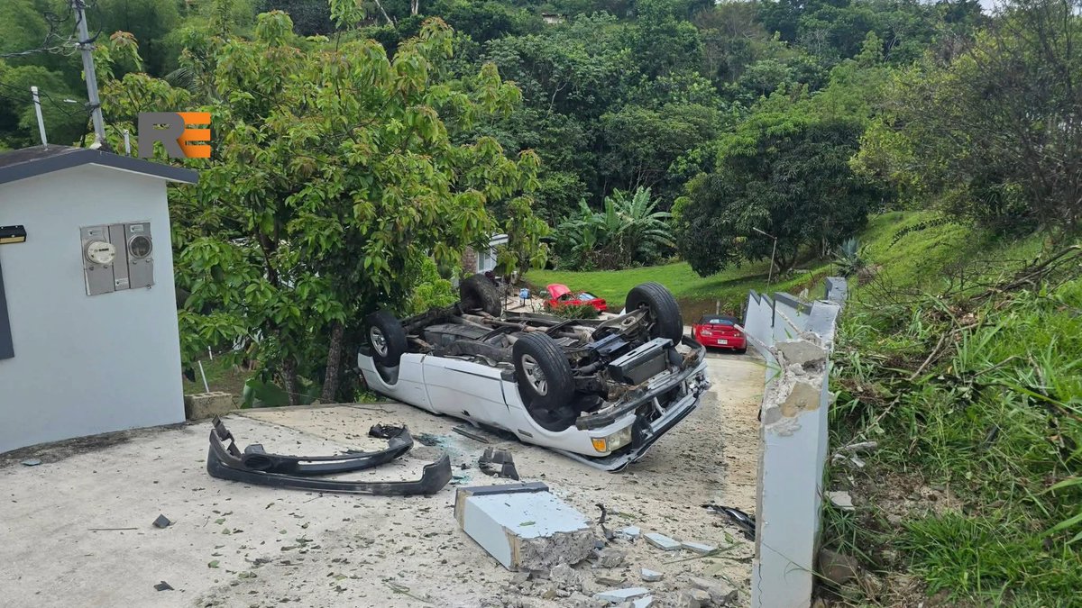 Se registra accidente con objeto fijo en la carretera PR-110, km 2.2, en Moca. Al momento se desconoce si hay personas afectadas. Fotos: En Contacto 787