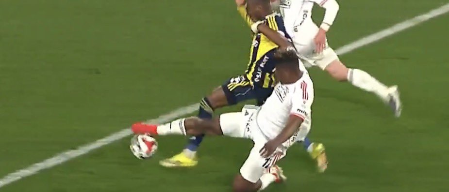 unibjkcom's tweet photo. Federasyon, fenerbahçe el ele
Kazma kürek lazım bu i*nelere!
@Fenerbahce @TFF_Org https://t.co/BbXEgdFGc0