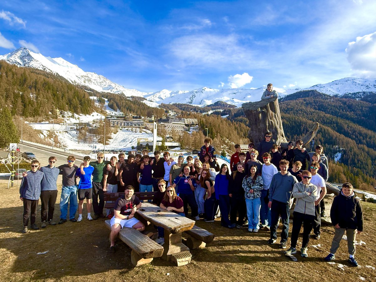 andrew_weymouth's tweet photo. We arrived in Pila after 26 hours of travel. A pleasant stroll through the Village to see the sites we followed by an impromptu snowball fight. Off to the slopes tomorrow 😀@andrew_weymouth @Wilkodhsb @DHSBoys https://t.co/0eeSRC9b66