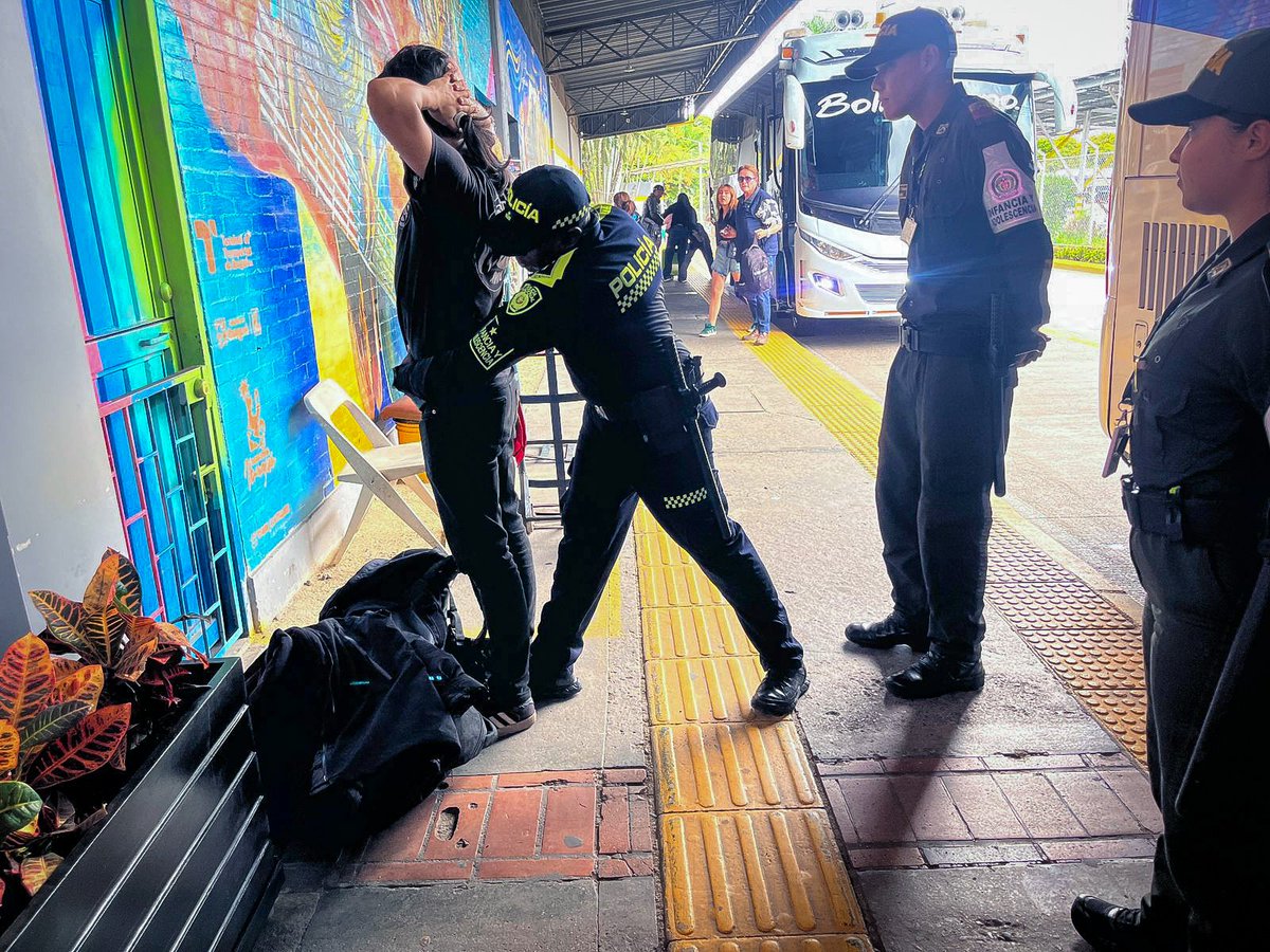 PoliciaIbague's tweet photo. En el marco de #SemanaSantaSegura, el Grupo de Protección a la Infancia y Adolescencia de la Metropolitana de Ibagué realizó controles en la terminal de transporte para prevenir la explotación sexual comercial de niños, niñas y adolescentes.

#JuntosPorLaNiñez 👧🏻👦🏻🚔 https://t.co/5Igob0dvdj