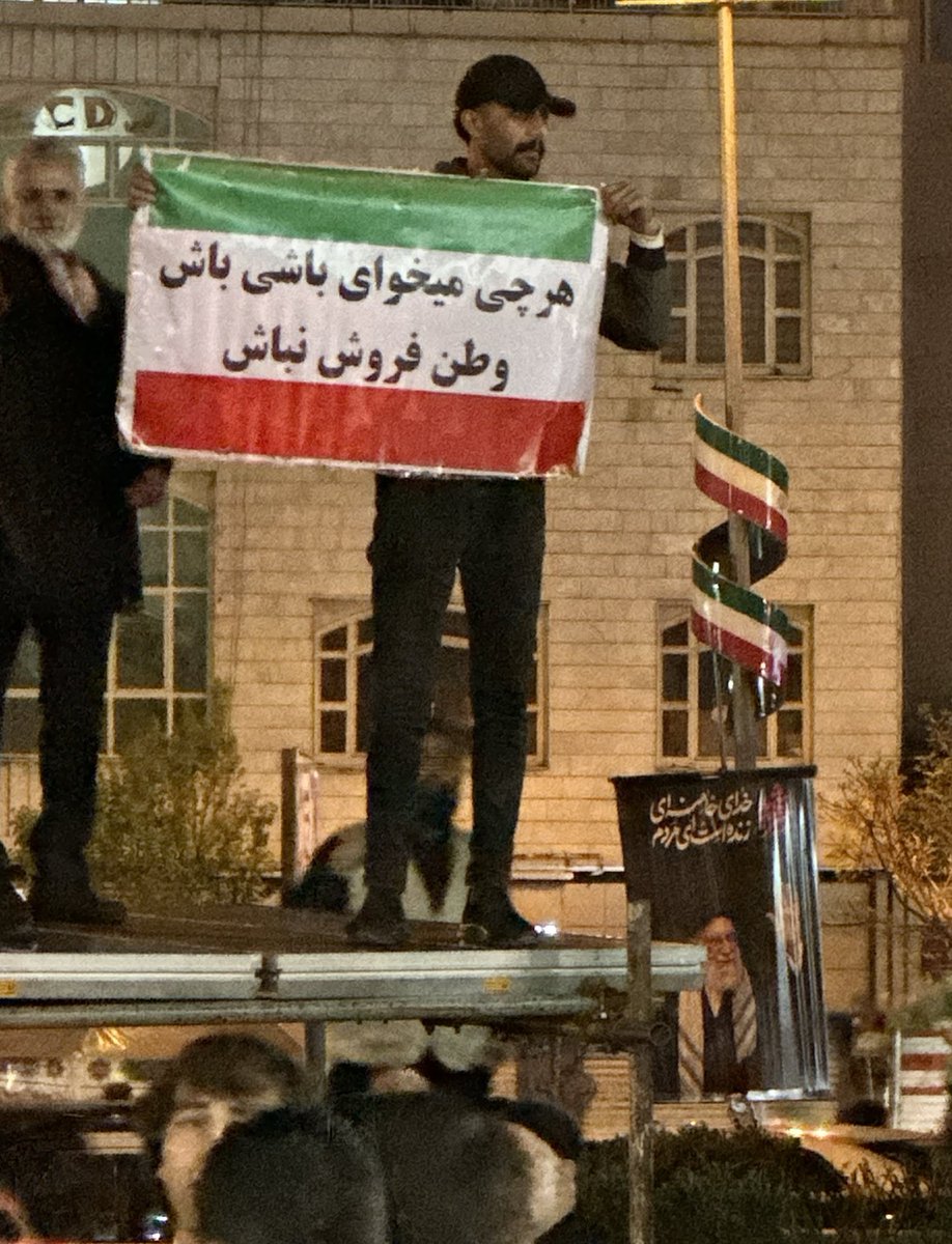 آدم های بی ریشه هیچ وقت
 هیچ کجا ریشه نمیزنن؛
حتی تو مرغوب ترین خاک!