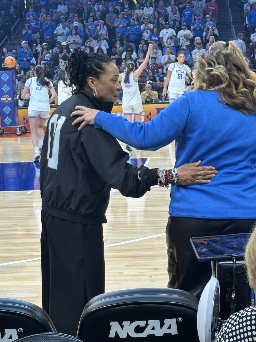 kareemcopeland's tweet image. Hilarious! Dawn Staley and Cori Close share a hug and chat pregame. Then Dawn turns around with a smirk on her face and outstretches her arms as if to say, SEE, I do the pregame tradition…