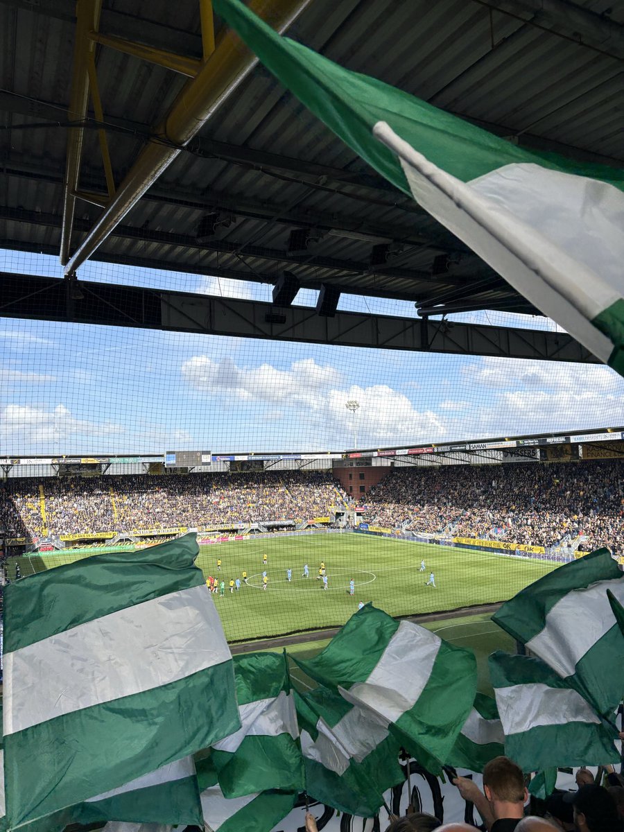 damian_v_t's tweet image. Prachtige awayday weer naar Breda. Eerst in het centrum en daarna bij het supportershome overal plukjes Spartanen die samen met NAC’ers een biertje drinken voor een van de slechtste edities van #nacspa ooit. Zoals het hoort, moet en kan zijn. Hup vrij vervoer! #NACpraat