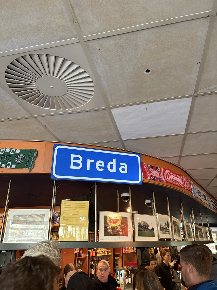 damian_v_t's tweet image. Prachtige awayday weer naar Breda. Eerst in het centrum en daarna bij het supportershome overal plukjes Spartanen die samen met NAC’ers een biertje drinken voor een van de slechtste edities van #nacspa ooit. Zoals het hoort, moet en kan zijn. Hup vrij vervoer! #NACpraat