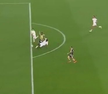 RFC1903's tweet photo. @Tartismalar Agbadu topa dışarda dokunuyor, rakibine teması dışarda gerçekleşiyor nene cezasahasının içine düşüyor VAR ne kadar kör ise sizde o kadar yanlısınız 😤 https://t.co/8DfvYOTVsa
